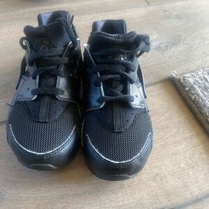 Black Nike Huarache's 13 C
